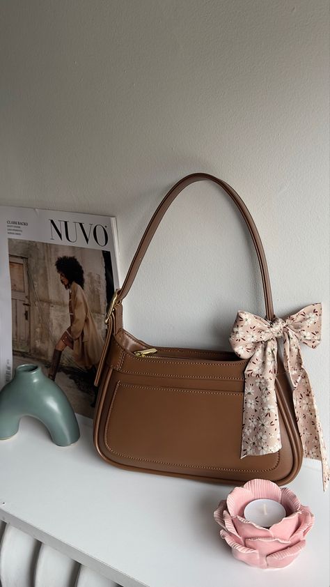 The Sophistication of Leather Handbags: A Guide to Timeless Elegance