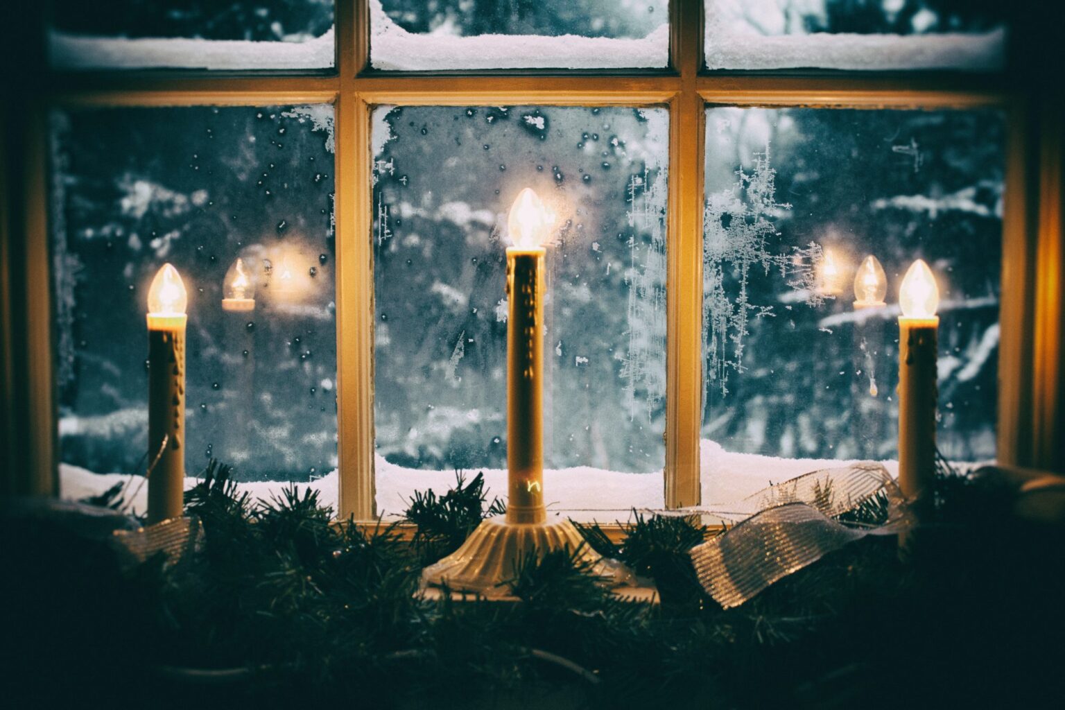 Window Candles: How to Add Timeless Warmth and Charm to Your Home Decor